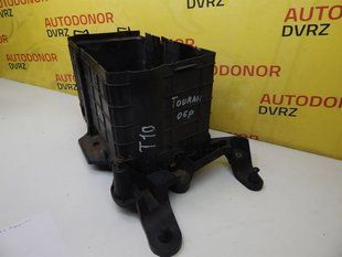 Корпус под аккумулятор 1K0915333B Volkswagen Touran 2003 - 2010 1K0915333B фото